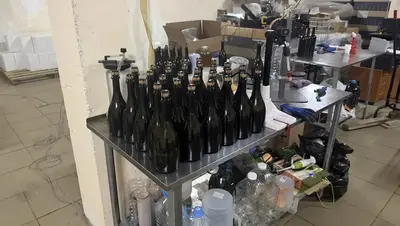 Силовики изъяли 3 тыс. бутылок вина, которое разливал пенсионер на Ставрополье