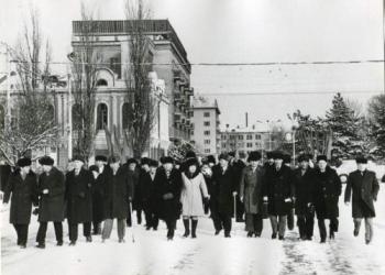 Ветераны 347 стрелковой дивизии направляются к памятнику В.И.Ленина