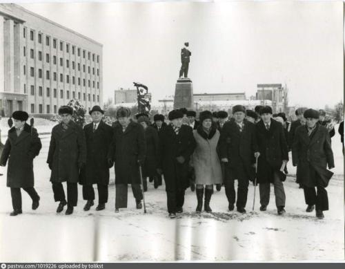 Ветераны 347 стрелковой дивизии на площади им. Ленина