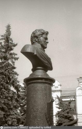 Памятник А. П. Ермолову в день открытия