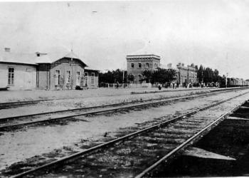 Так выглядел первый вокзал с сопутствующими постройками.
