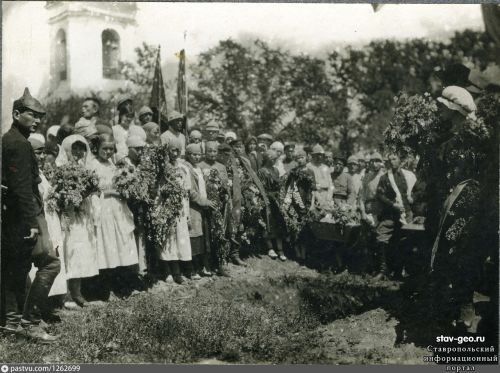Похороны жертв бандитизма. Варваринское кладбище 1922 г