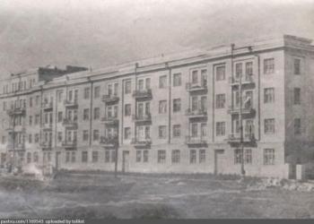 Здание общежития на углу улиц Артема и Кагановича