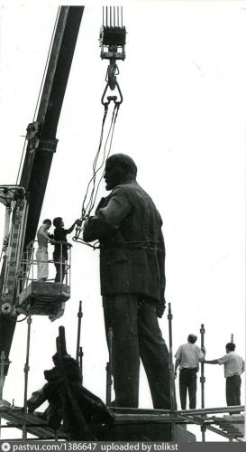 Рабочие в люльке автокрана, закинувшие тросы на памятник В. И. Ленина