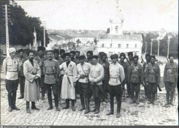 Караул 1-й Кавказской казачьей дивизии перед зданием городской управы