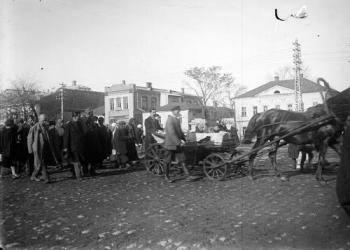 Похоронная процессия на улице Красной
