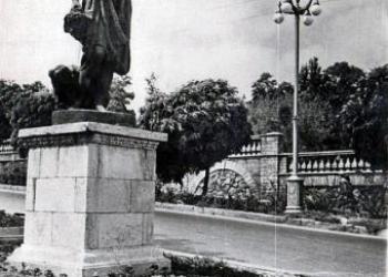 Скульптура на проспекте Сталина