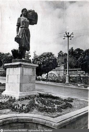 Скульптура на проспекте Сталина