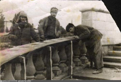 Установка балясин на лестнице Комсомольской горки