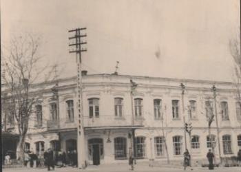 Вид на здание аптеки на углу проспекта Ворошилова и улицы Дзержинского