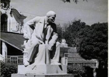 Скульптура В.И. Ленина в парке