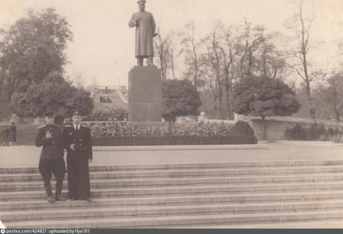 У памятника Сталину