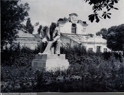 Скульптура В.И. Ленина в парке Ленкома