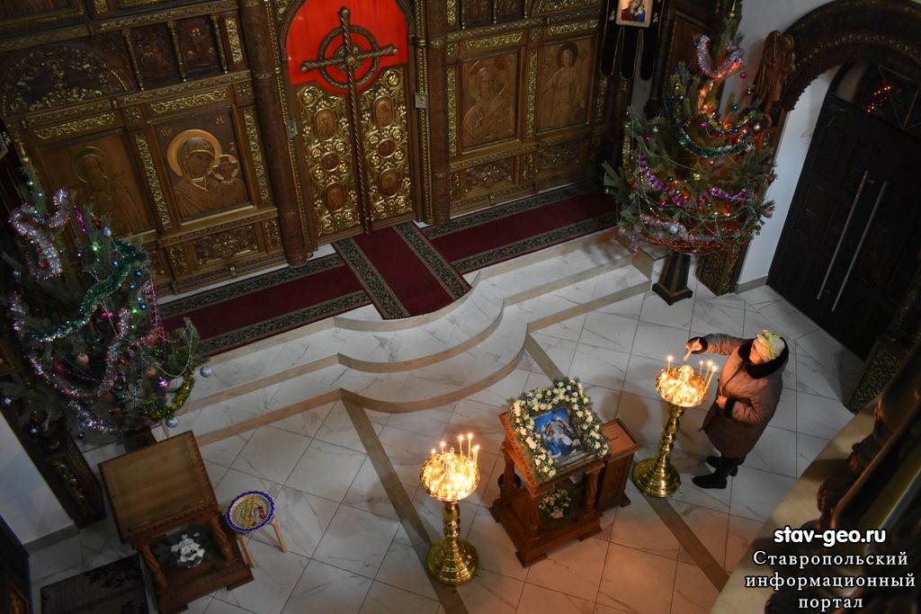 Рождественская служба в храме святого великомученика Артемия в жилом районе Гармония
