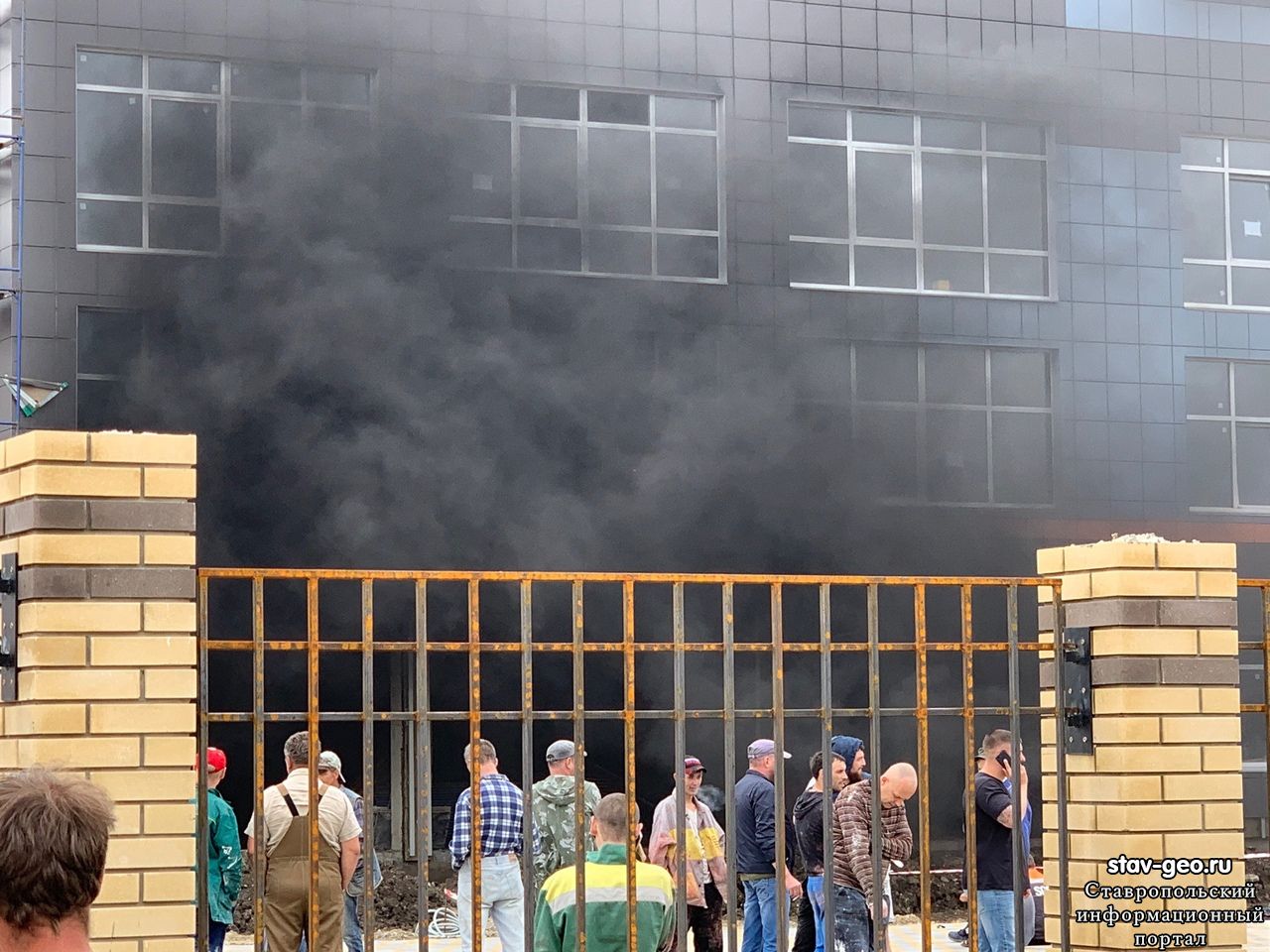 В Михайловске оперативно потушили пожар в строящейся школе. Инцидент произошёл на улице Прекрасной днём 27 мая.