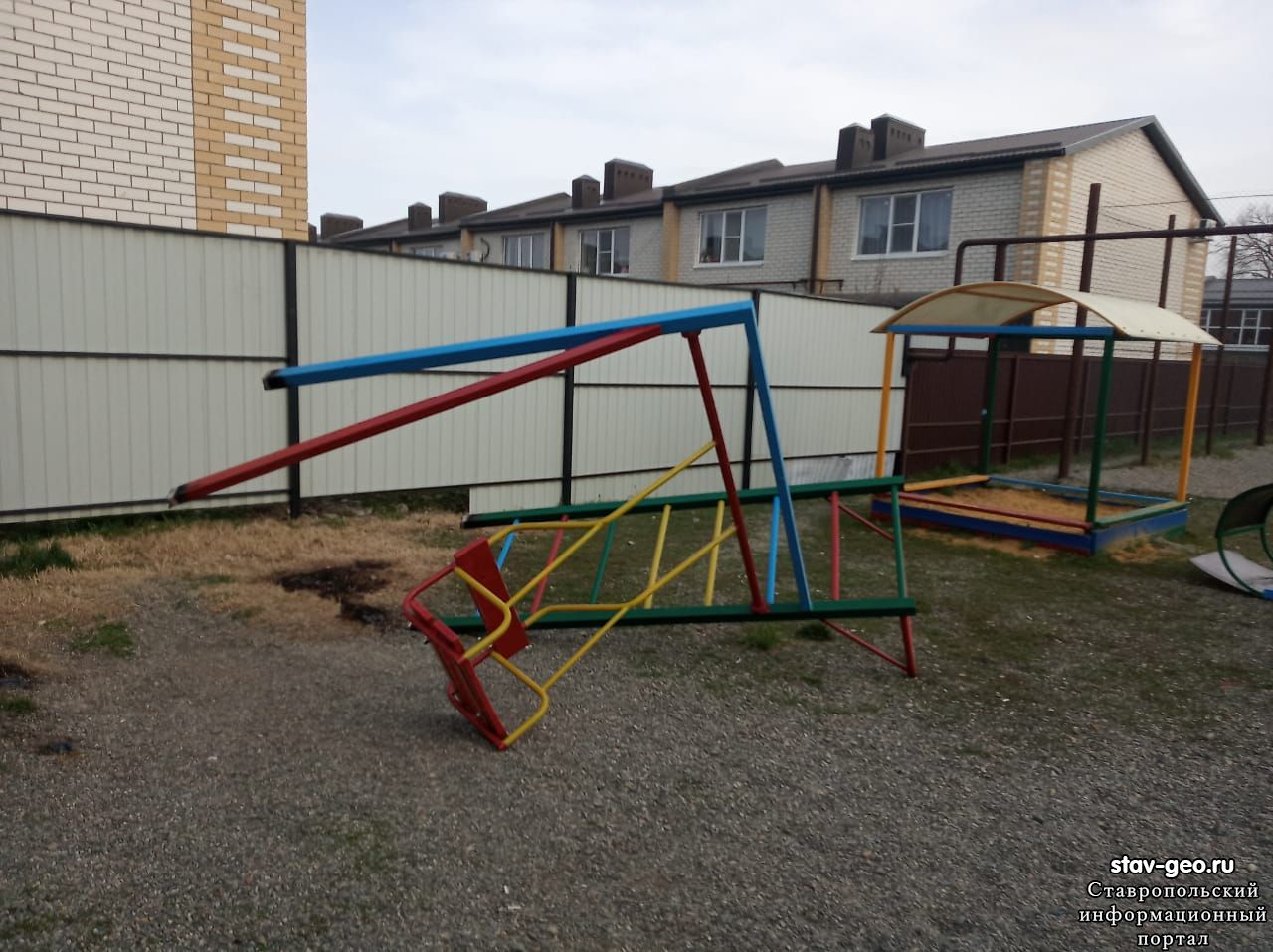 Демонтажем детских площадок в районе таунхаусов, что на их месте будет…