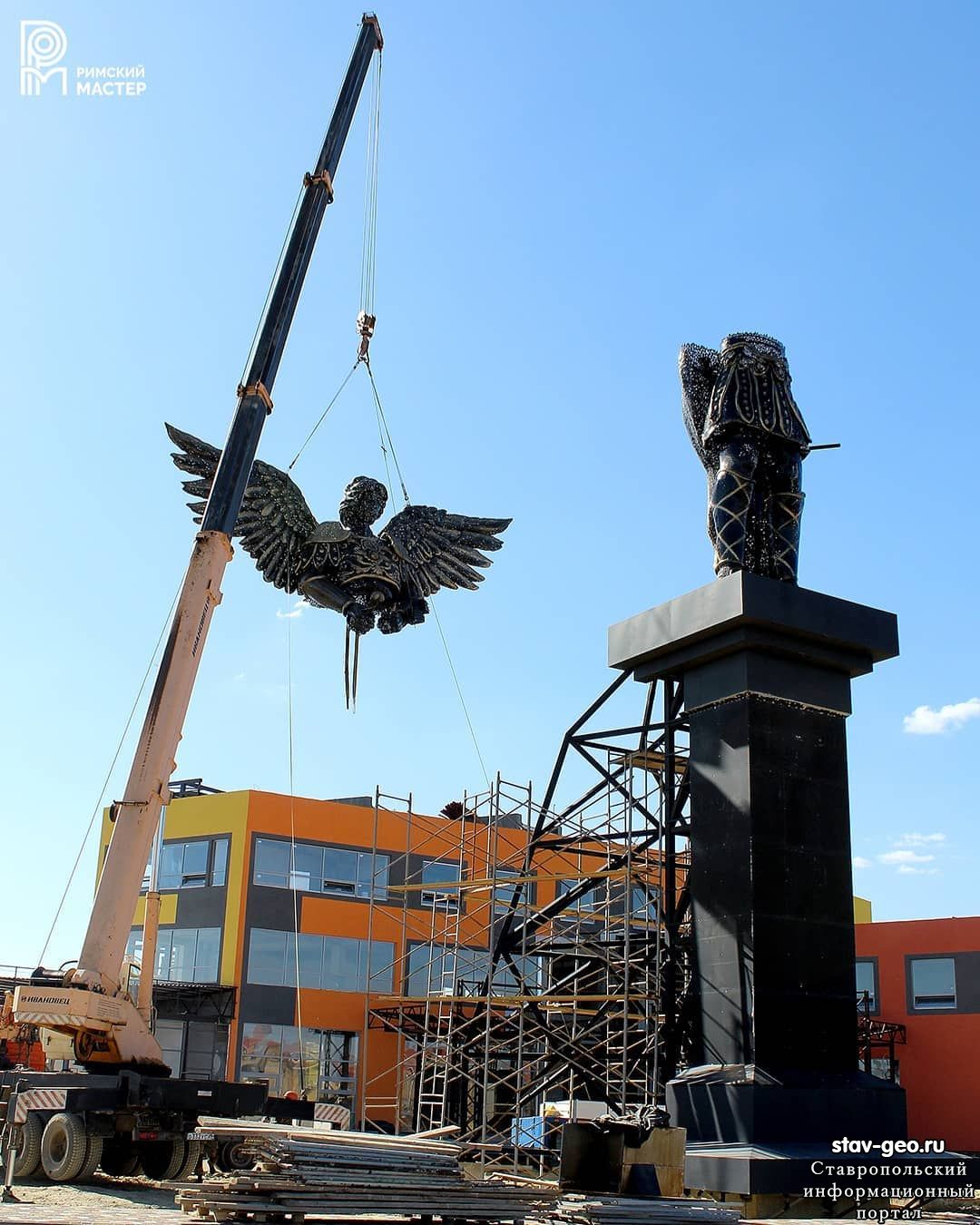 Десятиметровая статуя Архангела Михаила установлена в жилом районе «Гармония»