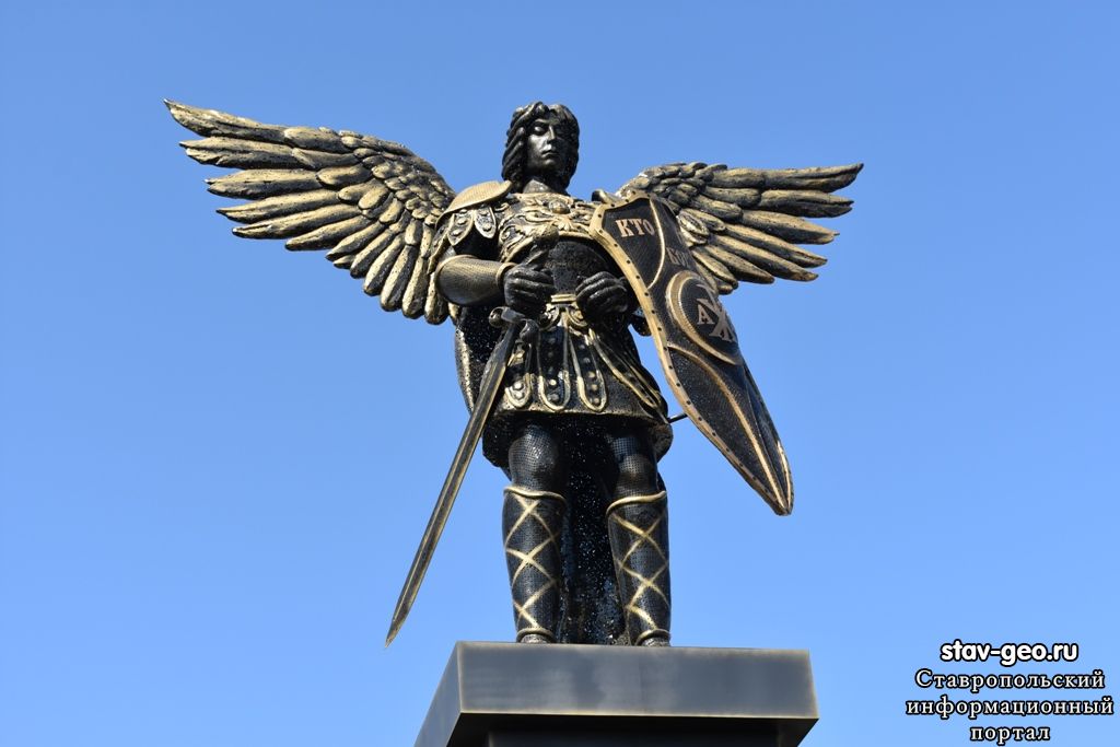 ФОТОРЕПОРТАЖ: Освещена скульптура Архангела Михаила в Жилом районе Гармония, Михайловск