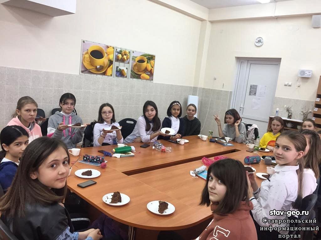 Девочки - хозяюшки 6 Б класс, на технологии испекли вкуснейший торт в МБОУ СОШ 20 школа Михайловск жилой район Гармония