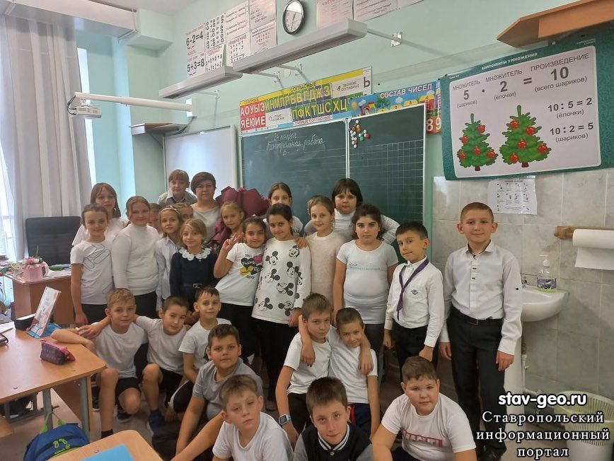 3"И" класс поздравил Оксану Анатольевну С Днём Рождения!
