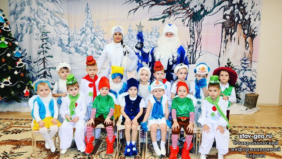 Воспитанники средней группы "Бусинки" веселыми танцами и песнями встречали Деда Мороза и Снегурочку.