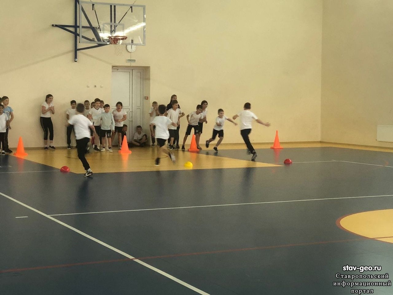 В школе прошли соревнования по футболу между четвертыми классами!