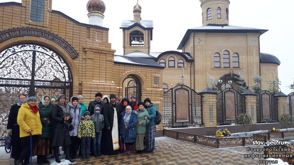 17 ноября группа паломников из г. Тихорецка совершили экскурсию по жилому району Гармония