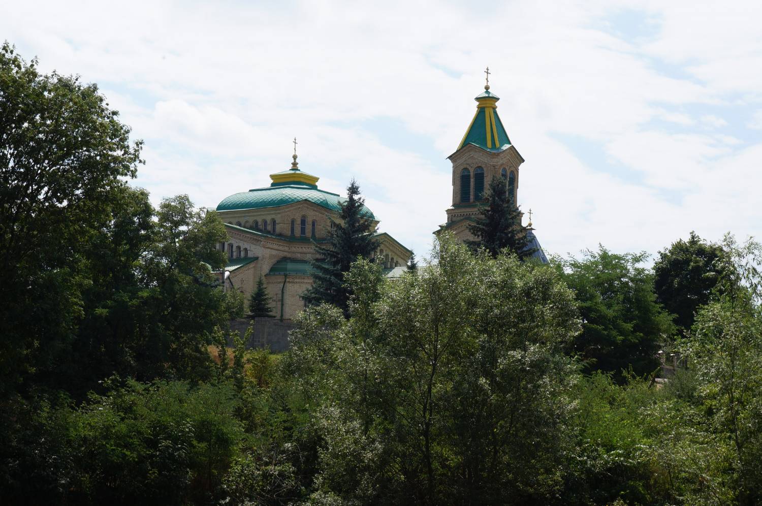 Кировский район: дуб-великан и копия Софийского собора