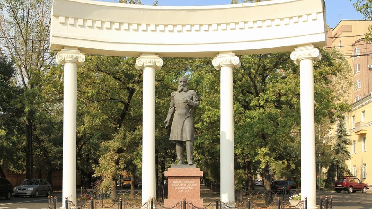 Памятник генерал-губернатору Н.Е. Никифораки